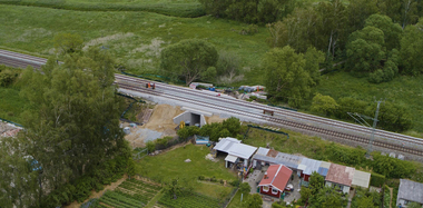 Statt in Ortbetonbauweise wurde das Bauwerk aus Rahmenfertigteilen aus Stahlbeton errichtet.