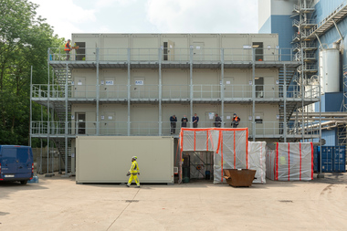 Die Container wurden platzsparend ?bereinandergestapelt und die Etagen mit Treppen und Au?enpodesten verbunden.