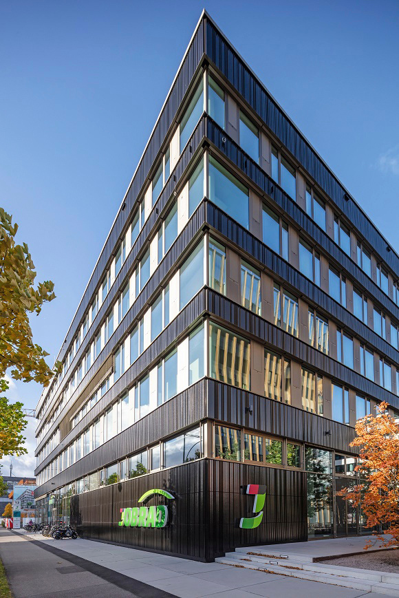 Die großformatigen Keramikplatten mit Verlegesystem Terrart-Flex Vertical am multifunktionalen Gebäudekomplex Milestone, Freiburg.