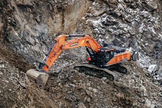 Alle schweren Doosan-Raupenbagger sind serienmäßig mit dem hochmodernen DoosanConnect-System zur drahtlosen Maschinenparkverwaltung ausgestattet.