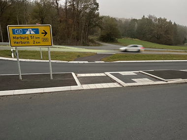 Oben im Bild: Der Bypass sorgt daf?r, dass Fahrzeuge, die den Kreisel geradeaus passieren wollen, diesen z?gig durchfahren k?nnen, ohne in den eigentlichen Kreisel einfahren zu m?ssen.