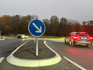 Die Flachbordsteine im Profil 20 x 25 bieten mit ihrer weißen Oberfläche auch im Dunkeln eine gute Verkehrsleitwirkung.