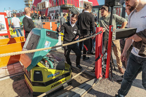  Auf dem Außengelände konnten Besucher die eAPX 68/95 im Einsatz bestaunen. 