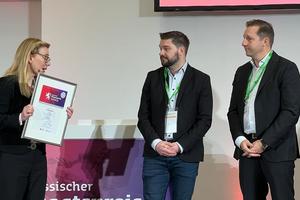  Ministerialdirigentin Susanne Ruth überreicht (v.l.n.r.) Timo Vestweber (Marketing und Sales Support Manager) und Harald Thum, Geschäftsführer der KTEG, die Urkunde über den 2. Platz des Hessischen Staatspreis‘ Energie 2022 Kategorie Mobilität. 
