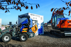  Der KTEG Powertree im Einsatz. Die mobile Schnellladestation lädt elektrische Baustellenfahrzeuge dort, wo keine E-Ladeinfrastruktur zur Verfügung steht. 