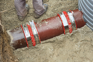 Insgesamt 50 VPC-Rohrkupplungen kamen zum Einsatz, um die bestehenden Steinzeugrohre mit den Reparaturrohren zu verbinden. Werkstoffbedingt unterschiedliche Außendurchmesser der vorhandenen Steinzeug- und der neuen Reparaturrohre lassen sich mit den VPC-R