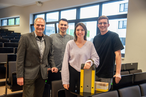  Die Masterstudierenden (v. r.) Julius Steinbach, Carolin Ullrich und Tim Eickhoff dürfen sich über den ersten Platz beim Doka-Studierendenwettbewerb 21/22 freuen. Prof. Dr. Jürgen Biernath hat ihre Projektarbeit betreut. 