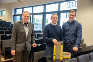  Den zweiten Platz beim Doka-Studierendenwettbewerb 21/22 machten die Masterstudenten Tim Kasparek (Mitte) und Aaron Knippenberg (r.). Gemeinsam mit ihrem Betreuer Prof. Dr. Jürgen Biernath freuen sie sich über die Auszeichnung. 