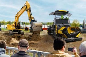  Auf der Musterbaustelle zum Thema Tief- und Straßenbau werden typische Prozesse des konventionellen Straßenbaus vom Erdaushub über Verladung und Transport hin zur Erstellung eines Planums, dem Asphalteinbau und der nachgelagerten Verdichtung realitätsnah demonstriert. 