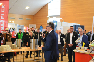 VDBUM-Geschäftsführer Dieter Schnittjer eröffnet die Fachausstellung, bei der sich erneut über 100 Unternehmen präsentiert haben.