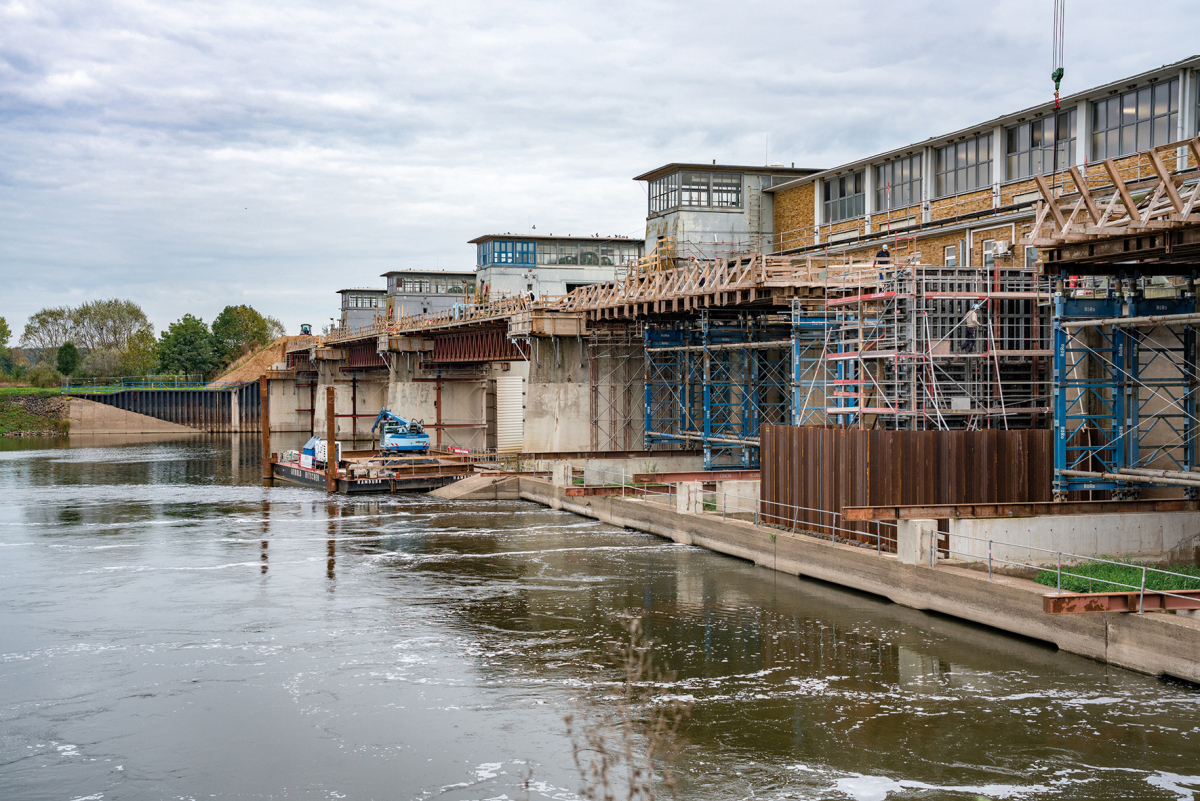 Die Straßenbrückenanlage besteht aus drei Bauwerken: einer Wehrbrücke, einer Kraftwerksbrücke und einer Flutbrücke.