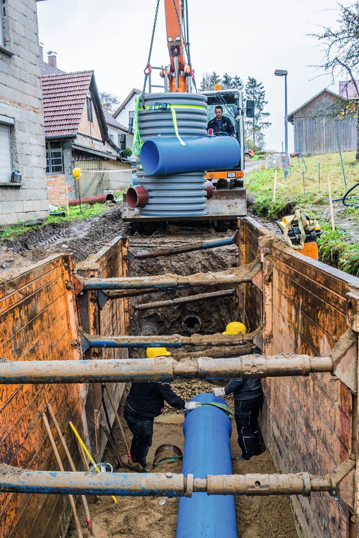 Wegen der beengten Platzverhältnisse auf der Baustelle in Laupheim kommen ? neben HS-Kanalrohren ? Funke Kombischächte DN 1000 zum Einsatz. Sie erlauben in Trennsystemen die Führung von Schmutz- und Regenwasser durch ein gemeinsames Schachtbauwerk.