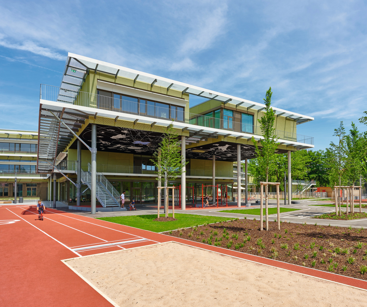 In der Grundschule trifft ein fortschrittliches Lernumfeld auf Fassadentechnologie mit Aquapanel Technologie.