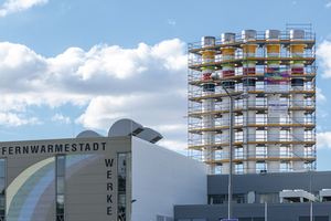  Die fünf Schornsteine des Blockheizkraftwerks Gotha-West ragen wie eine Landmarke 30 m in die Höhe. 