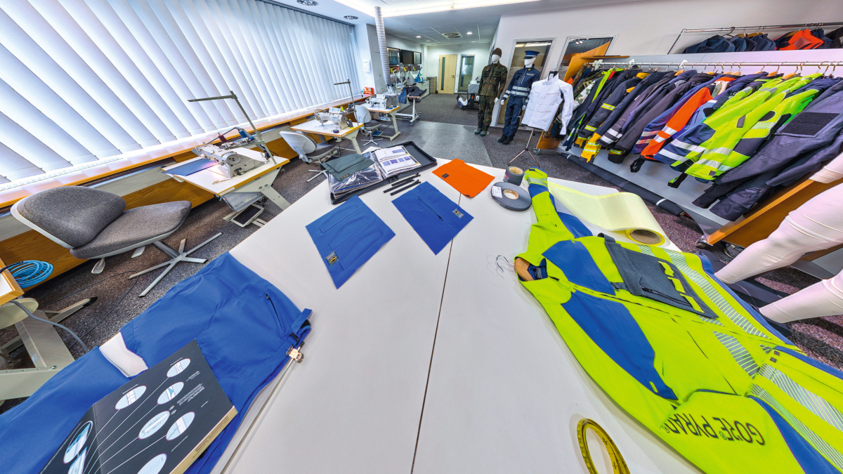 Im Gore Garment Center werden Textiltechnologien in Konstruktionen für Sicherheitsbekleidung übersetzt und dabei Schnitte wie Passformen bis ins kleinste Detail durchdacht.