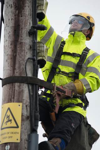 Beispiel für leichte Arbeitsschutzbekleidung mit Störlichtbogenschutz Klasse 2: Pyrad by Gore-Tex Labs