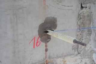 Mit einer Verankerungstiefe von gerade einmal 40 mm im Beton werden die Bewehrungstreffer auf Betonstahl beim Bohren mit Isolink Typ F reduziert.