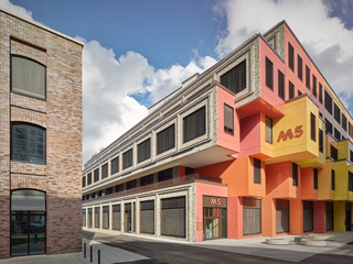 Am Quartiersplatz befindet sich das Gebäude M5, das Gewerbe, vier Etagen Loftbüros und Dachterrassen beherbergt. An der Fassade kamen Klinkerriemchen der Farbe Erbusco FKSG zum Einsatz.