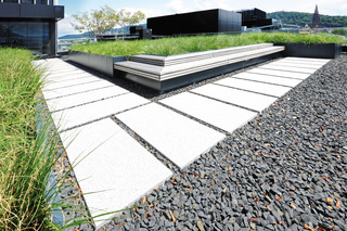 Zwei separat zugängliche Terrassen wurden mit den Aluminium-Pflanzsystemen des Metallwarenherstellers versehen.
