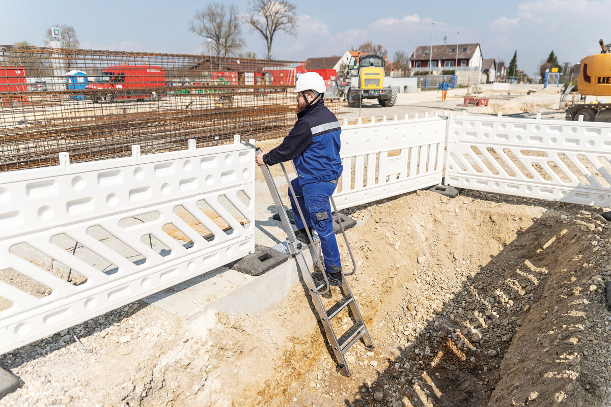 Ein hohes Maß an Sicherheit bietet die neue Stufen-Baugrubenleiter. Die extra breite, höhenverstellbare Plattform lässt sich am Baugrubenrand arretieren, beidseitige Handläufe bieten einen sicheren Halt.