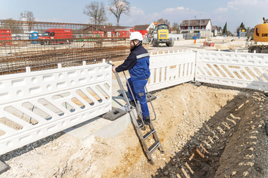 Ein hohes Ma? an Sicherheit bietet die neue Stufen-Baugrubenleiter. Die extra breite, h?henverstellbare Plattform l?sst sich am Baugrubenrand arretieren, beidseitige Handl?ufe bieten einen sicheren Halt.