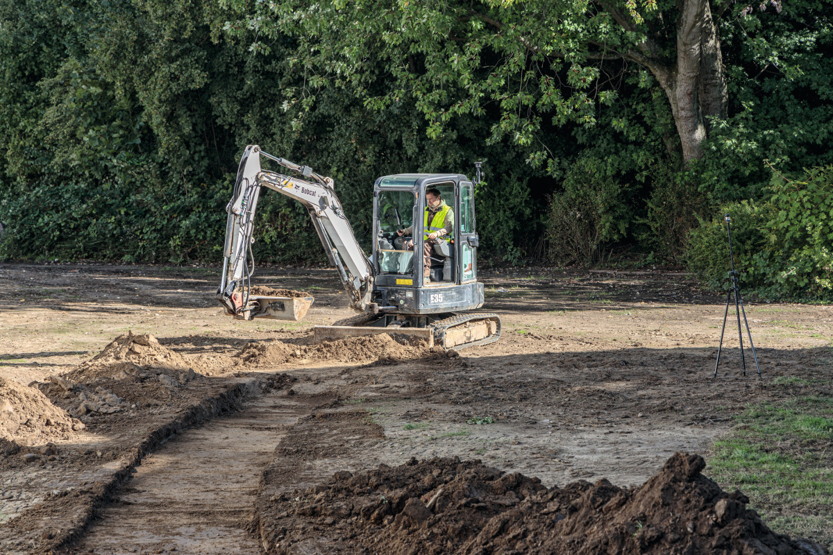 Mit dem MC-Mobile-System von Topcon und Swing-Boom-Unterstützung beim Minibagger zum perfekt geschwungenen Weg.