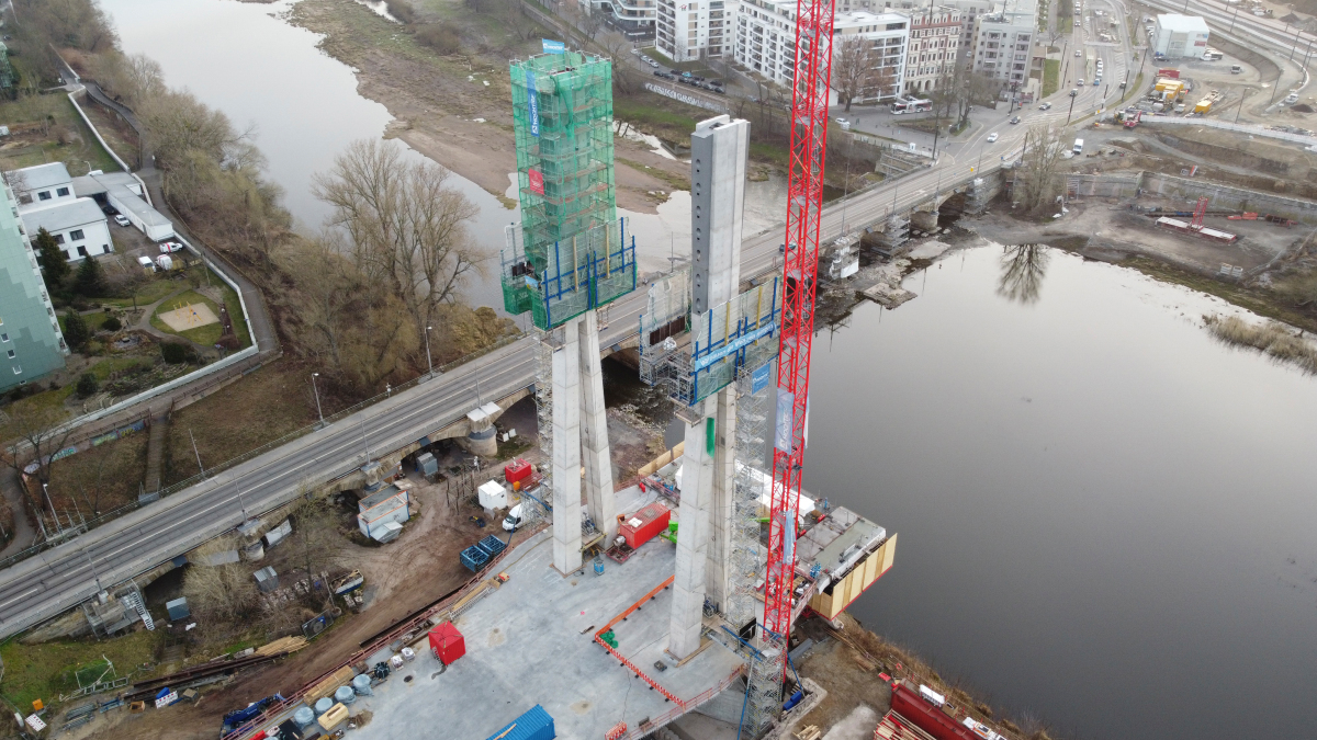 63 Metern ragen die doppelt gekrümmten Pylone am Westufer der Alten Elbe in die Höhe.