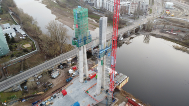 63 Metern ragen die doppelt gekrümmten Pylone am Westufer der Alten Elbe in die Höhe.