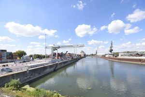  Im modernisierten bayernhafen Regensburg werden die drei Verkehrsträger Schiff, Bahn und Lkw intelligent miteinander verknüpft, um die Umwelt zu entlasten. 
