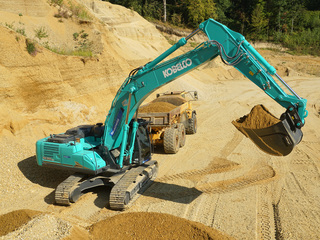 Als leistungsfähige Schlüsselmaschine arbeitet der SK350NLC-11 im Direktabbau im Sand- und Kieswerk Rauscheröd.