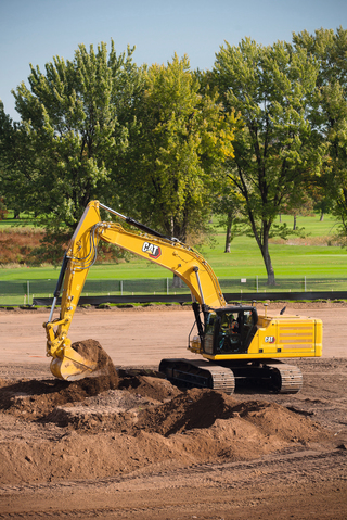 Um so produktiv wie möglich zu arbeiten, hat Caterpillar seinen Kettenbagger in der 40-Tonnen-Klasse überarbeitet.