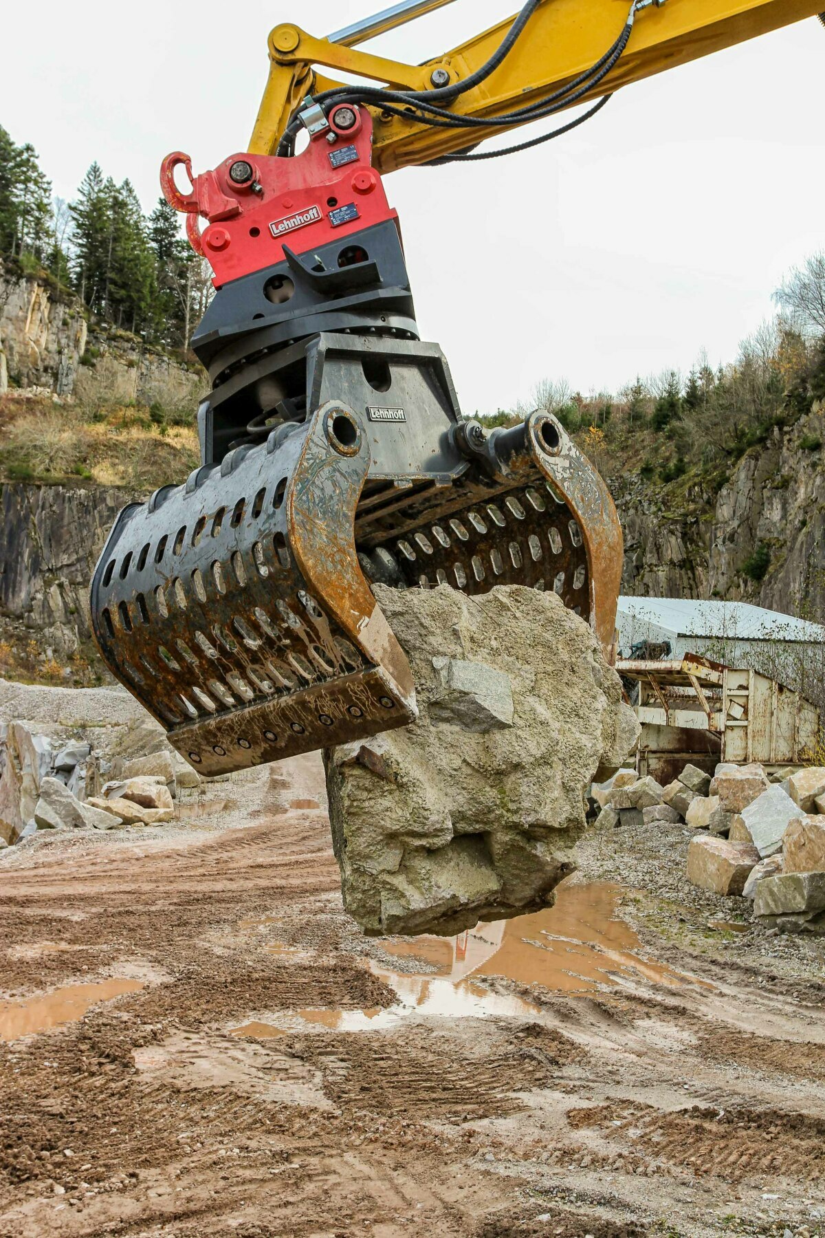 Schnell sind die hydraulischen Anbaugeräte mit dem SQ 70 gewechselt: vom Tieflöffel zum hydraulischen Greifer in wenigen Augenblicken.