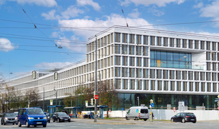 Der Haupteingang des Gebäudes befindet sich am Leonrodplatz.