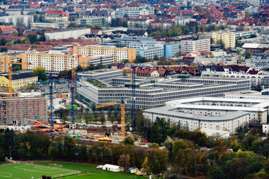 Das neue Strafjustizzentrum ist aktuell das gr??te Hochbauvorhaben in ganz Bayern. Es umfasst eine Nutzfl?che von 5,5 Fu?ballfeldern.