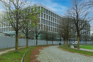 Die Fassade des Gebäudes umfasst eine Fläche von 21.000 m².