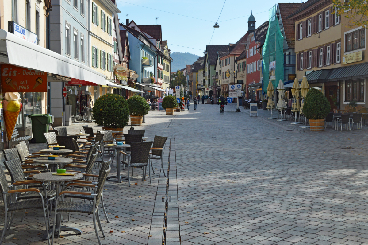 Abbildung 1: Hier ist eine ungebundene Natursteinpflasterdecke mit funktionsfähigen Fugen zu sehen.