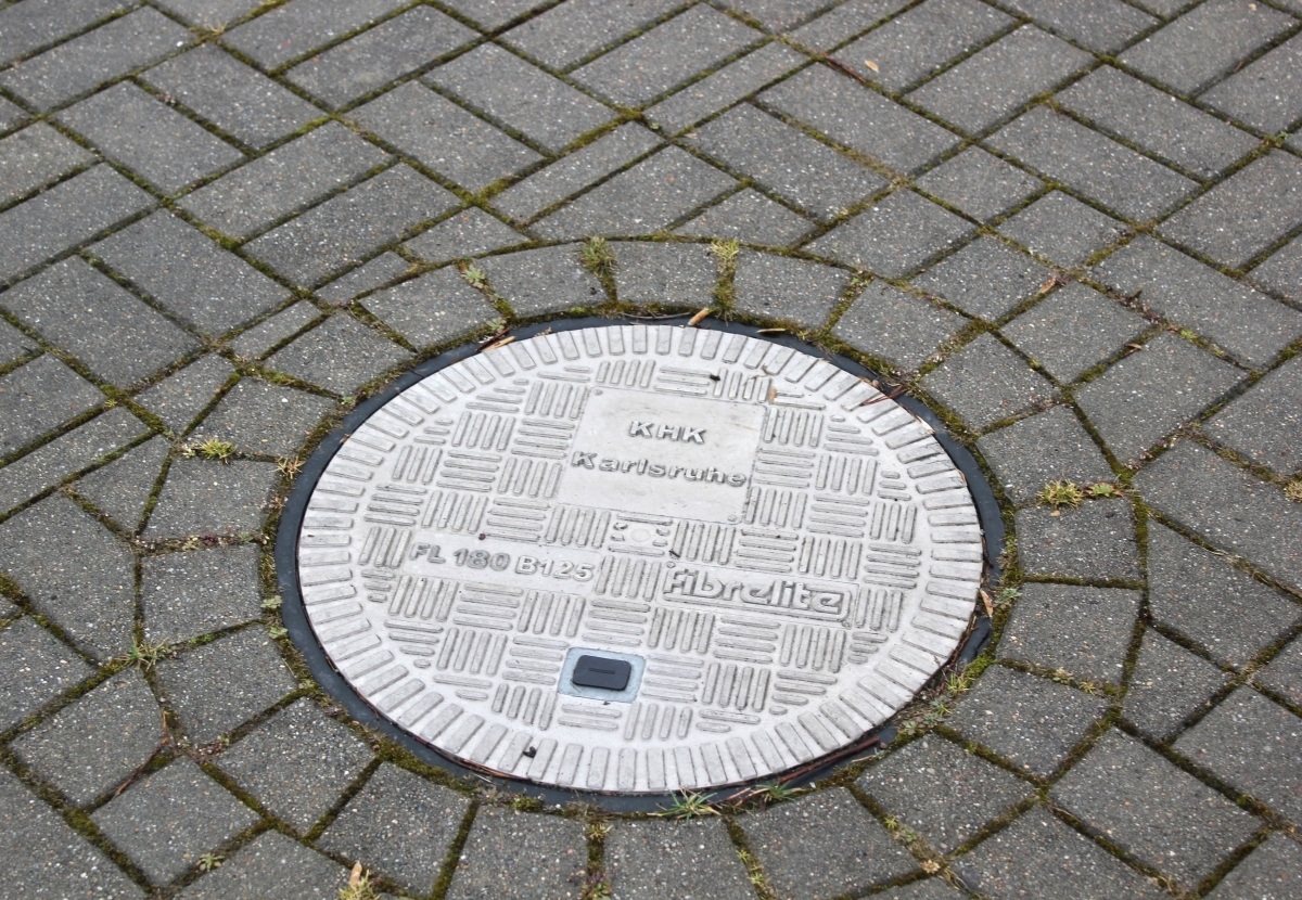 Aus dem Stadtbild sind klassische Schachtabdeckungen nicht wegzudenken. Aus Glasfaserverbund gefertigt, sind sie besonders langlebig.