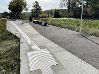 Die Wartebereiche entlang der Busstellplätze in Sägezahnaufstellung wurden in Betonbauweise in Kombination mit wassergebundener Wegedecke befestigt. In diesem Bereich war auch ein taktiles Leitsystem gefordert.