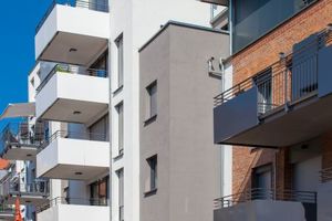  Weit auskragend vermitteln die Balkone eine dezidiert zeitgenössische Atmosphäre.  