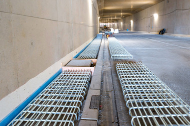 Bei der Bewehrung des Notgehweges im Autobahntunnel Tutting setzt die Autobahn GmbH des Bundes, Niederlassung S?dbayern auch auf Combar, die Betonbewehrung aus glasfaserverst?rktem Kunststoff.