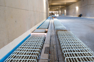 Bei der Bewehrung des Notgehweges im Autobahntunnel Tutting setzt die Autobahn GmbH des Bundes, Niederlassung Südbayern auch auf Combar, die Betonbewehrung aus glasfaserverstärktem Kunststoff.