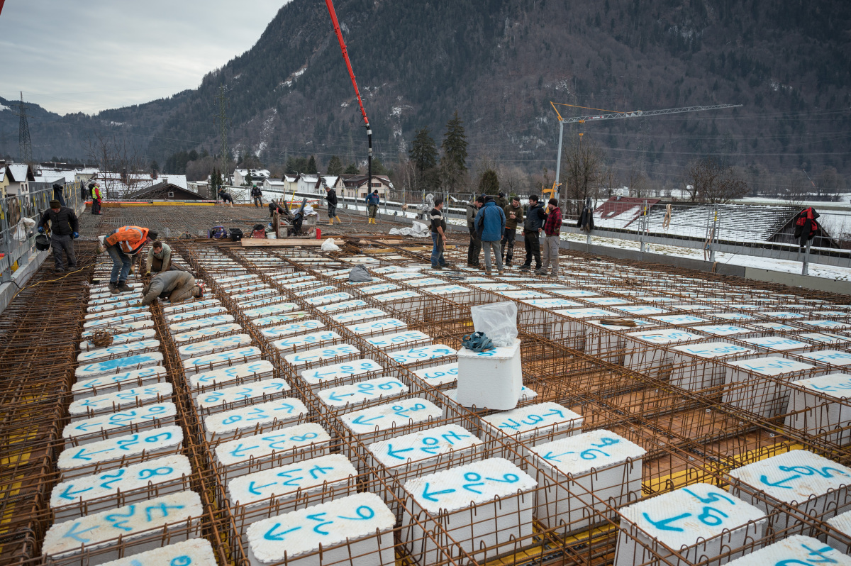 Die bis zu 80 Kilogramm schweren Elemente wurden auf der Baustelle mittels Totalstation auf der Schalung positioniert, dazwischen Bewehrungsstahl verlegt und das Ganze mit Beton aufgefüllt.