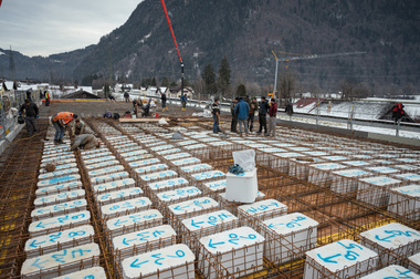 Die bis zu 80 Kilogramm schweren Elemente wurden auf der Baustelle mittels Totalstation auf der Schalung positioniert, dazwischen Bewehrungsstahl verlegt und das Ganze mit Beton aufgef?llt.