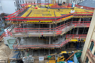 Enge Platzverhältnisse aufgrund der Bestandsbauten begleiten die Bauarbeiten. Durch den Einsatz des schnell auszuschalenden Systems Onadek kann die Materialvorhaltung reduziert werden.