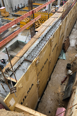 An manchen Stellen ist kein Platz für eine einhäuptige Wandschalung mit Abstützböcken. Hier hält Ulma eine Sonderlösung bereit. Wegen des stark begrenzten Arbeitsraums kommt eine spezielle Verbauschalung zum Einsatz.