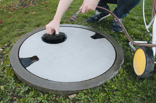 Regenwassernutzung im Garten mit unterirdisch eingebautem Betonspeicher. Zulauf und Filter, Speicherüberlauf sowie Pumpentechnik werden vom Hersteller bei diesem Typ bereits integriert. Die Entnahme liegt leicht zugänglich unter dem Einsatzdeckel.