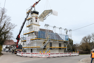 Das Arbeits- und Schutzgerüst dient gleichzeitig als Stützkonstruktion für das Wetterschutzdach.