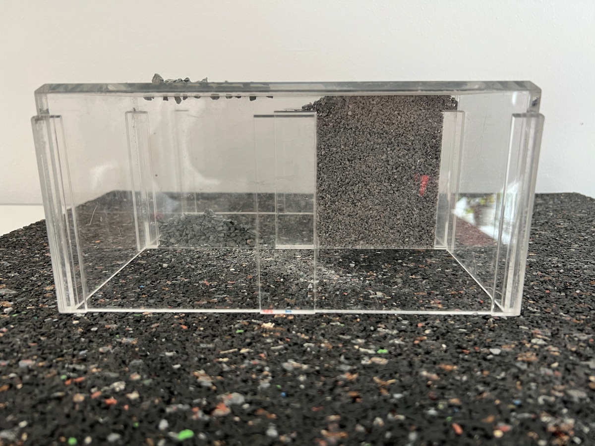Abbildung 6: Zwei Plexiglas-Modelle direkt hintereinander. Die Fugenbreite wurde mit 4 mm ausgebildet. Auf der rechten Seite ist auf nahezu gesamter Fugenhöhe eine vollständige Fugenfüllhöhe mit einem Fugenmaterial 1/2 mm zu sehen, wohingegen auf der link