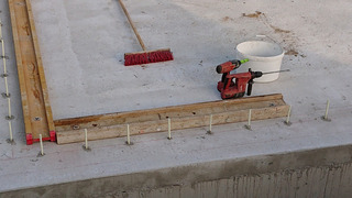 Im Fundament der Box nimmt Combar als Anschlussbewehrung die Last der Außenwände auf.