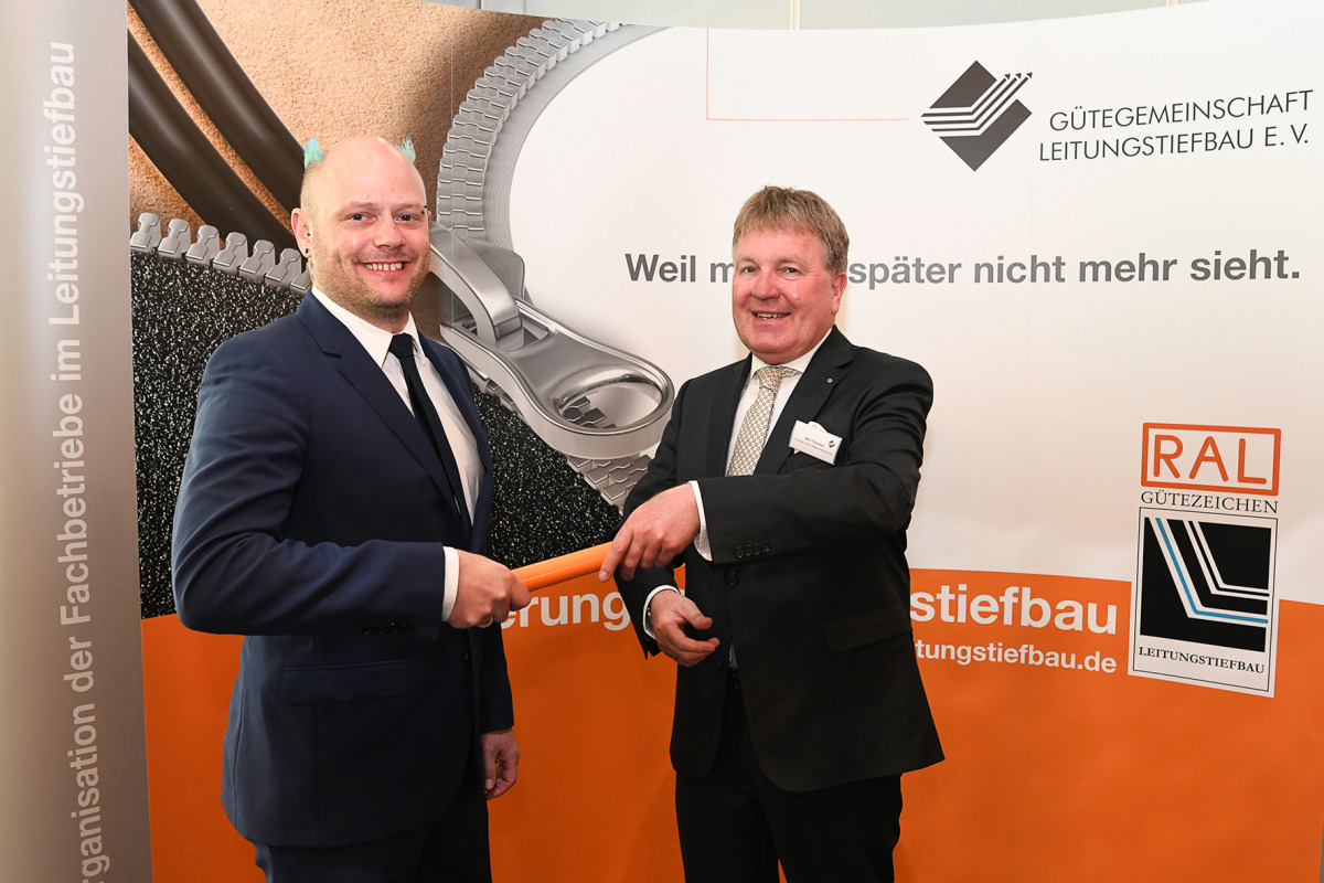 Die Mitgliederversammlung der Gütegemeinschaft Leitungstiefbau e. V. Mattias Fiedler (l.) einstimmig zum neuen Präsidenten gewählt. Fiedler folgt damit auf Willi Thomsen (r.), der die Gütegemeinschaft die letzten vier Jahre geführt hat.